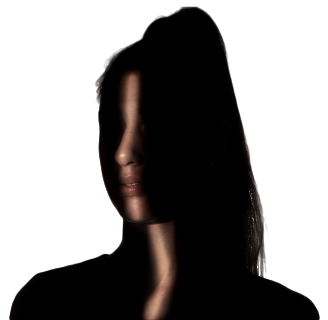 Siluette nera del viso di una donna con fascio di luce che ne illumina una porzione verticale